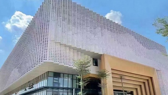 沖孔鋁單板的外觀由哪些因素決定?厚度、形狀還是顏色?